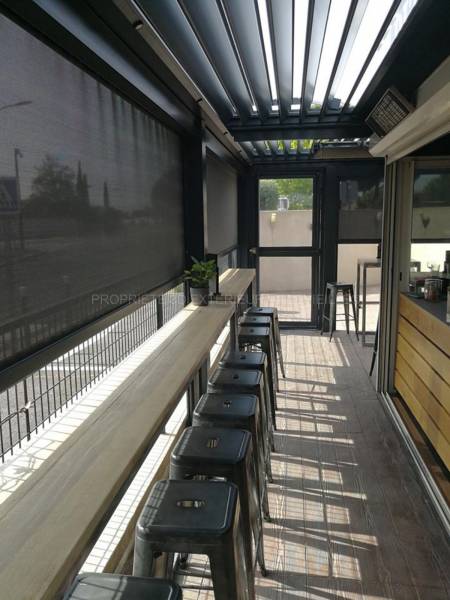 Aménagement d’une Pergola bioclimatique sur mesure entièrement couleur gris anthracite pour le RESTAURANT PIZZA DI ROMA - BOUILLARGUES (30)