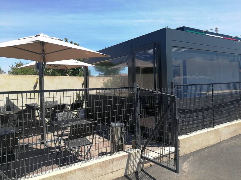 Aménagement d’une Pergola bioclimatique sur mesure entièrement couleur gris anthracite pour le RESTAURANT PIZZA DI ROMA - BOUILLARGUES (30)
