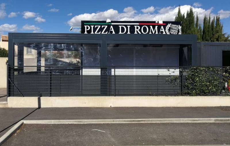 Pergola bioclimatique sur mesure gris anthracite établissement recevant du public à Bouillargues proche de Nîmes dans le Gard (30)