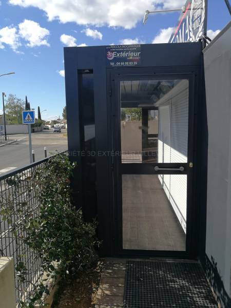 Pergola bioclimatique sur mesure avec porte en aluminium - Bouillargues Gard (30)